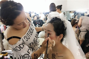 在郑州学新娘跟妆、收入多少钱一天？