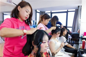 在郑州怎样才能选到一所有实力的化妆学校呢？
