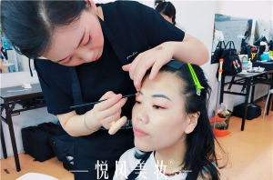 郑州选化妆学校要注意什么呢？