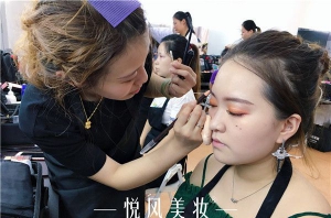 在郑州这么大的城市里，怎么找到一所好的化妆学校？