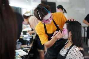 郑州学化妆到底要多少钱？