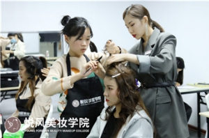 郑州专业的化妆学校都有哪些特点？