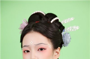 在郑州如何寻找化妆学校？