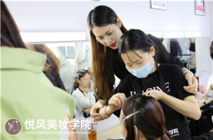 在北京学化妆、怎么选择化妆学校？