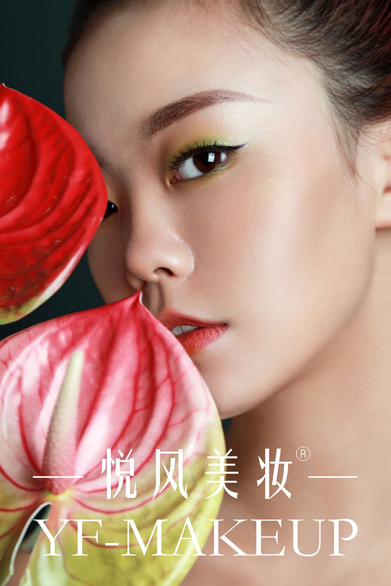 唯美的视觉与极限动感相结合，创意彩妆。