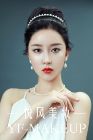 非常精致的妆容以及配上非常漂亮的礼服。