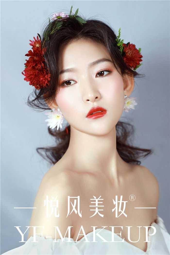 创作迎合新娘的着装以及妆容。