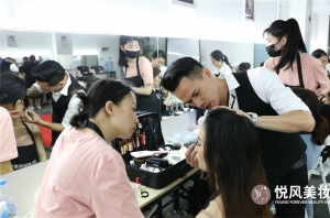 郑州有边学化妆边上班的地方吗？