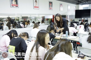 郑州哪里学化妆专业？