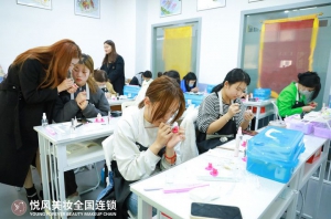 初中毕业可以学化妆吗？如何学化妆？