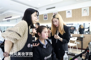郑州专业的知名化妆学校哪家人气高？