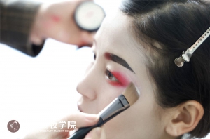 学化妆避坑指南：化妆学校选择三大关键问题！