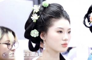 我的亲身经历，学化妆四个月毕业了，谈心得感受