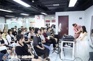 寻找化妆学校，建议去实地考察悦风美妆学院